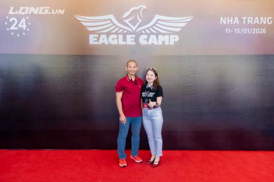 Thủy Anh chụp cùng thầy Phạm Thành Long tại Eagle Camp
